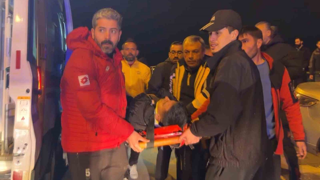 Otomobil önce direğe sonra duvara çarptı: 1 yaralı
