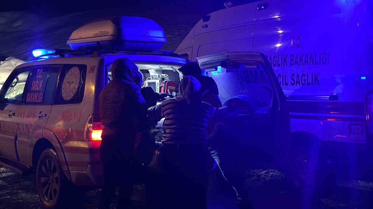 Ağrı’da rahatsızlanan hasta arazi tipi ambulansla hastaneye kaldırıldı
