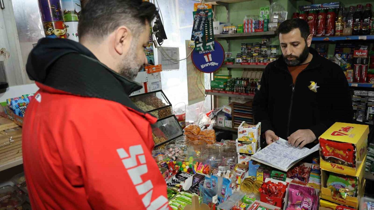 Mahallenin bakkal borcunu ödeyip, veresiye defterini yaktı
