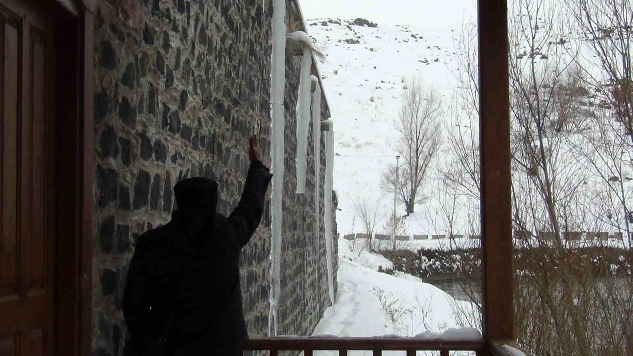 Kars eksi 15’i gördü: Çatılarda 3 metrelik buz sarkıtları oluştu
