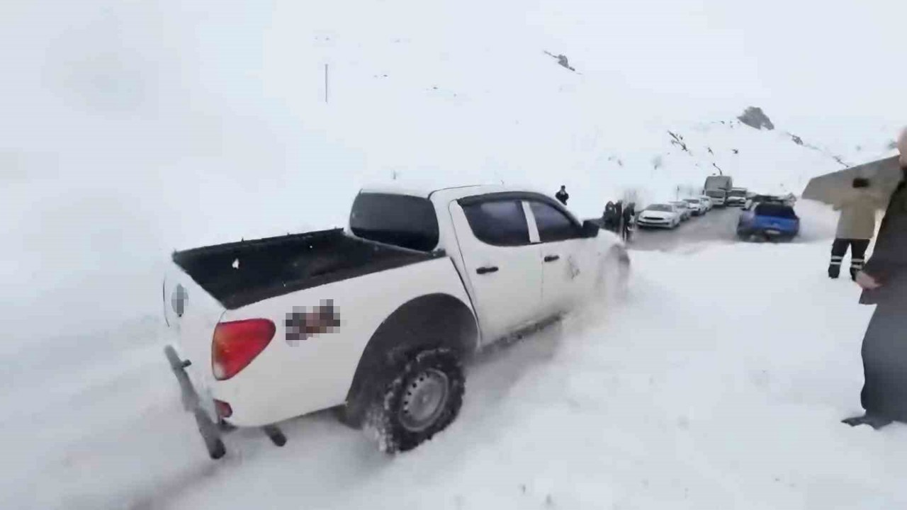 Trabzon-Bayburt karayolundaki çığa ilk müdahale off-road araçlarıyla yapıldı
