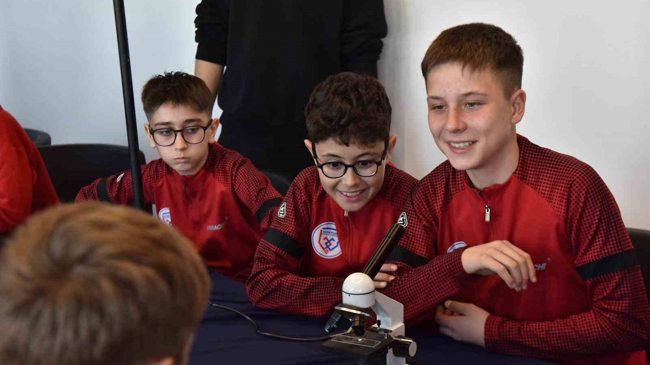Altıeylül Belediyesporun sporcuları bilim dünyasını keşfetti
