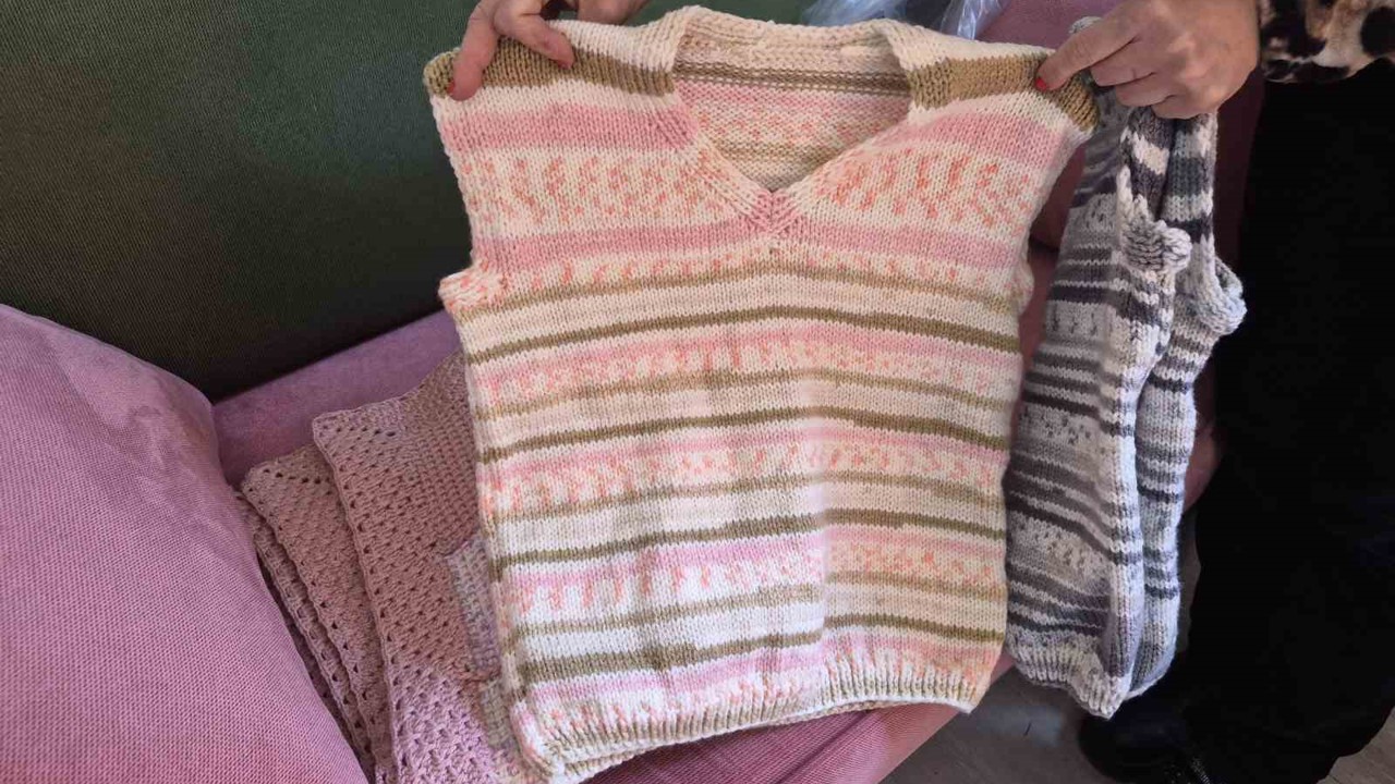 Kadınların ördüğü bebek kıyafetleri ihtiyaç sahibi ailelere hediye ediliyor
