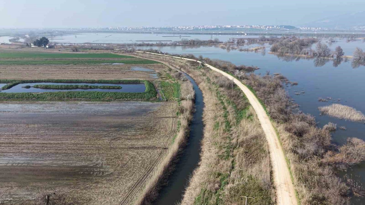 Karacabey çiftçisi yeni sezon ekimleri için suların çekilmesini bekliyor

