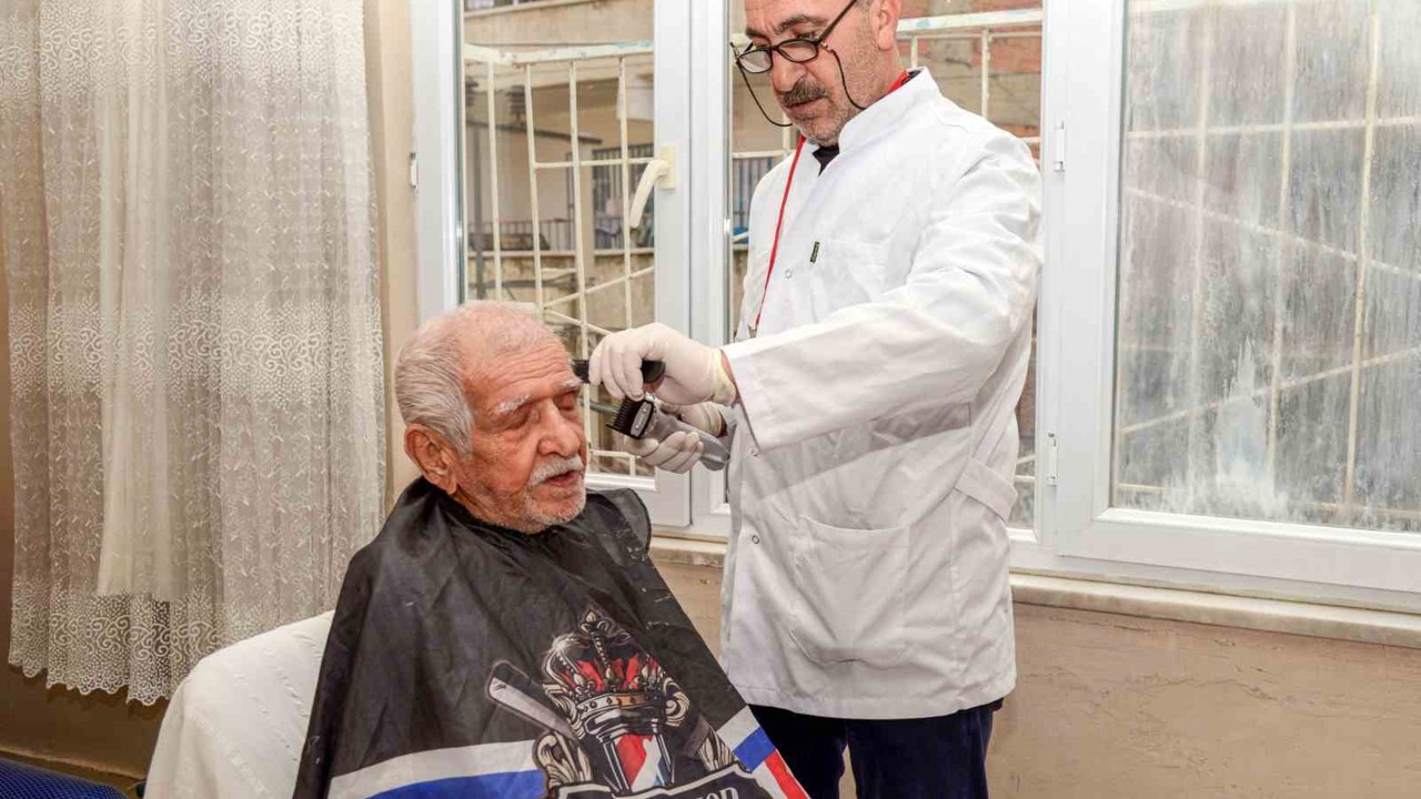 Ramazan Bayramı öncesi yaşlılara evde berber hizmeti
