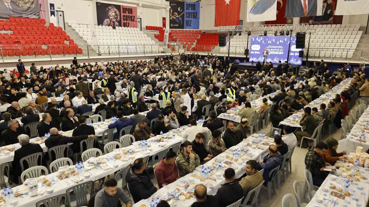 Hatay Büyükşehir Belediyesi’nin iftar sofrası Kırıkhan’da kuruldu
