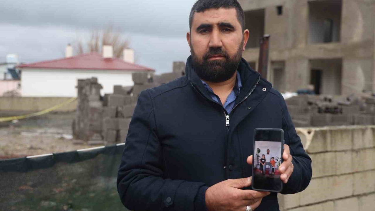 Suyla dolarak 2 kardeşe mezar olan havuz temelinin 8 aydır açık olduğunu söyleyen baba, evlatlarının acısıyla yaşıyor
