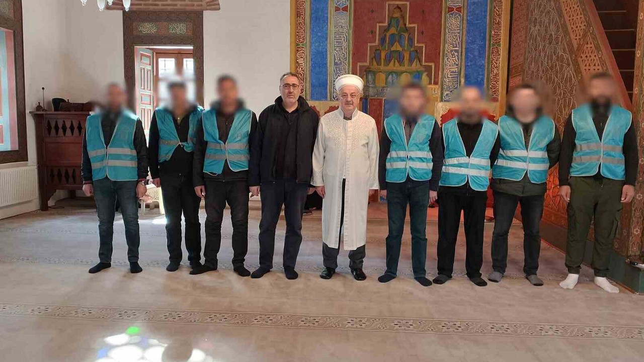 Denetimli serbestlikte cami temizlediler
