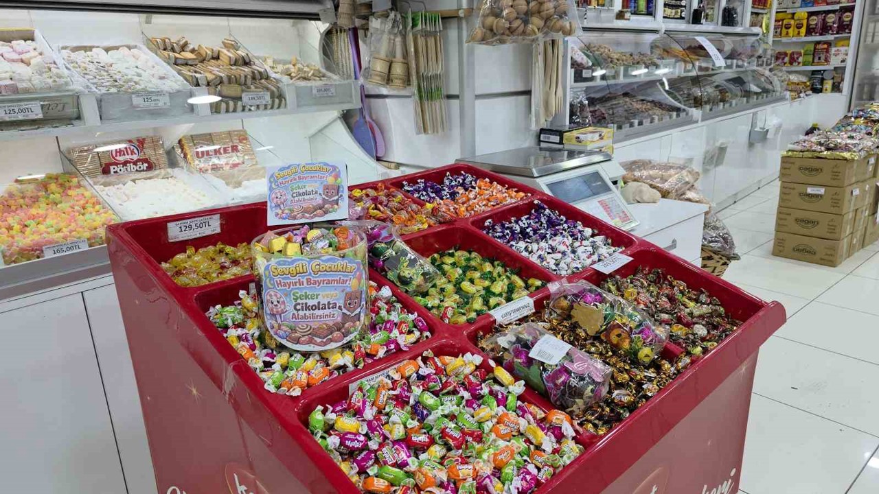 Bayram alışverişine gelen çocukları "ikram köşesi" ile sevindiriyor
