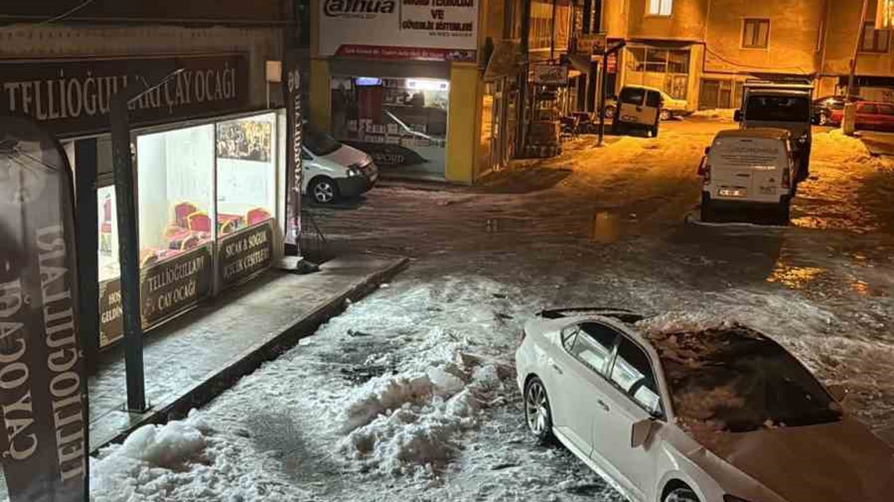 Çatıdan düşen kar kütlesi otomobili kullanılamaz hale getirdi
