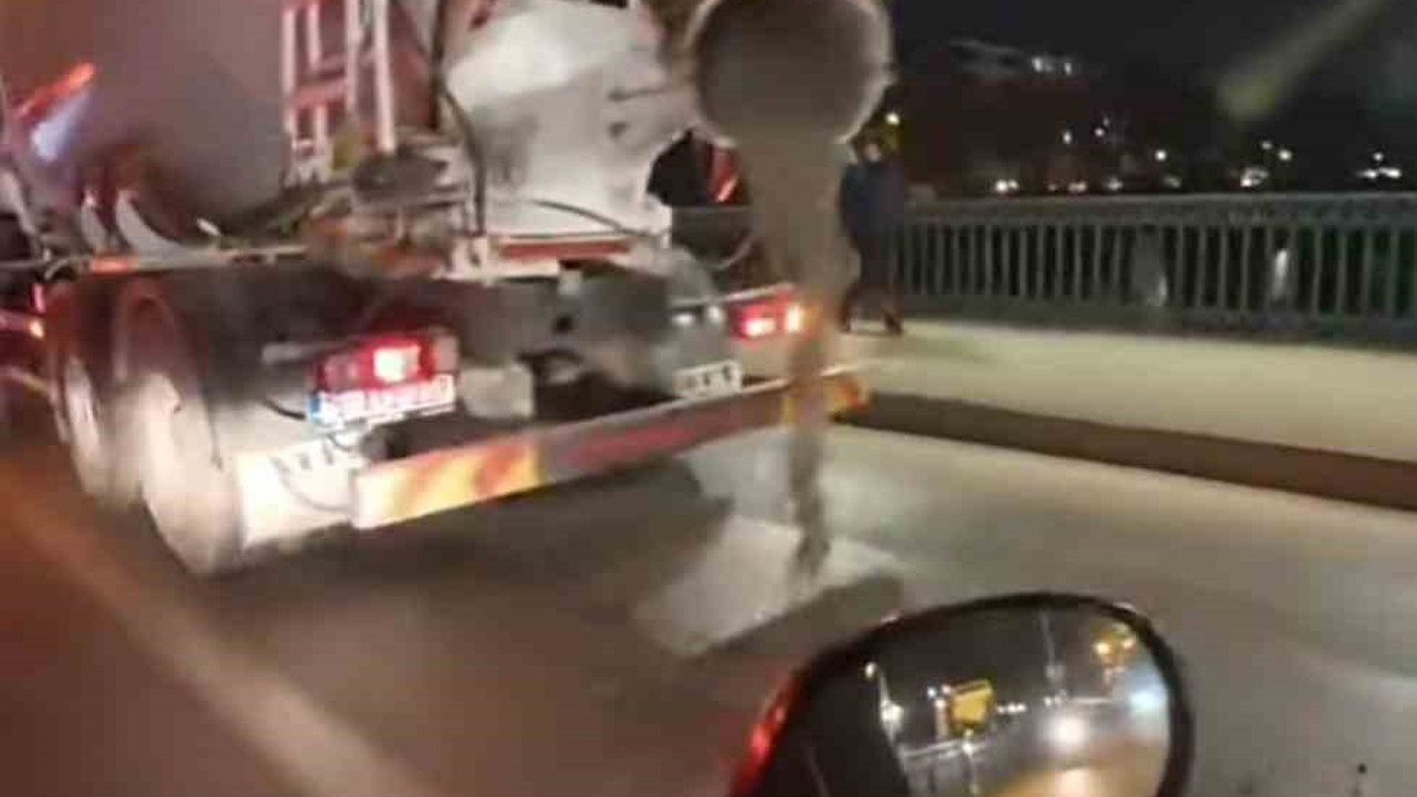 Yola beton dökerek seyreden mikser kameraya yansıdı
