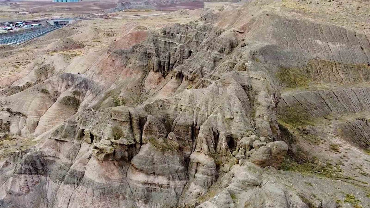 Yozgat’ta yağmur, kar ve rüzgarın şekillendirdiği tepe dron kamerasıyla görüntülendi
