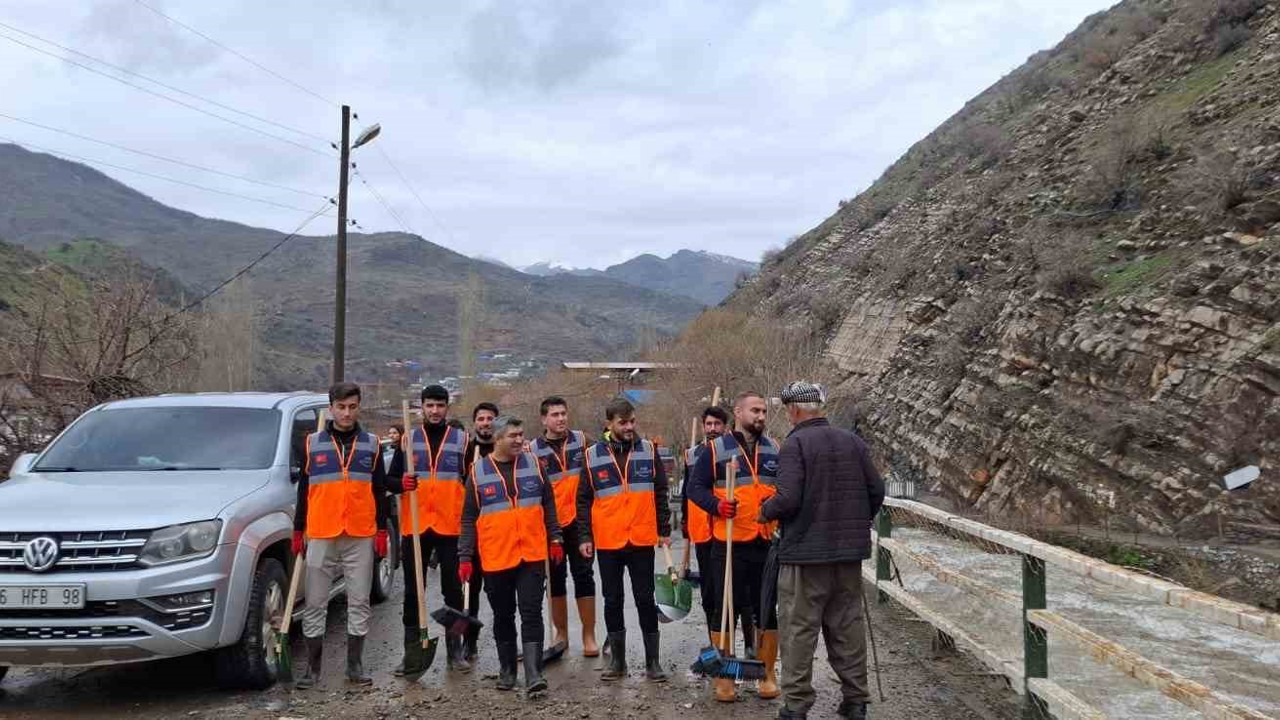 Sel sonrası 50 hayvan telef oldu, 2 ahır kullanılamaz hale geldi
