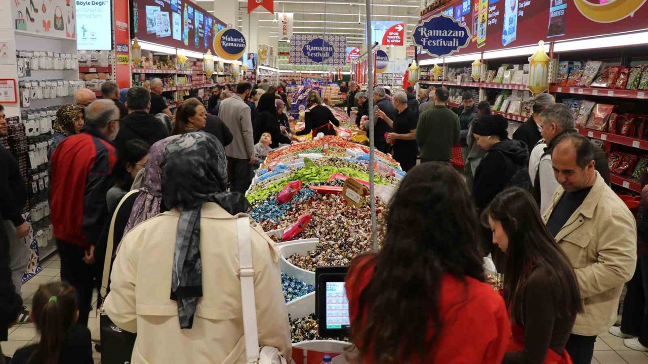 Denizli’de Ramazan Bayramı öncesi indirim kampanyaları yoğun ilgi görüyor
