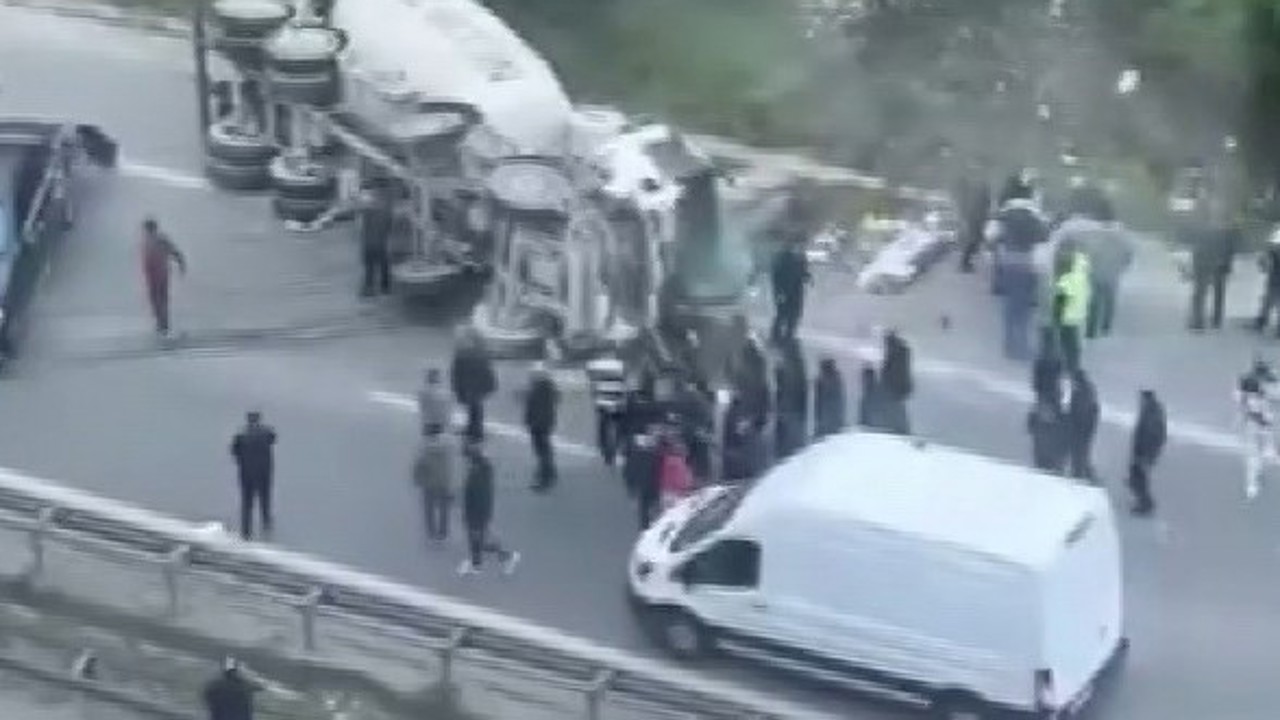 Ümraniye’de araca çarpan beton mikseri devrildi: 1 yaralı
