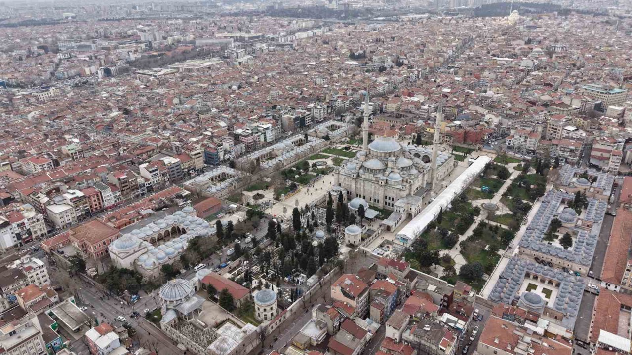 İlber Ortaylı’nın defnedileceği Fatih Camii haziresi dronla görüntülendi
