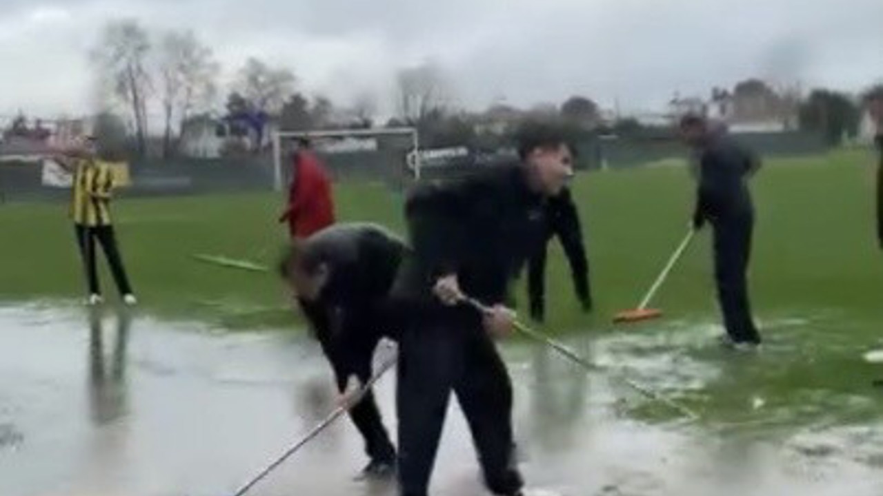 Yoğun yağış nedeniyle oluşan su birikintilerini taraftar ve görevliler temizledi
