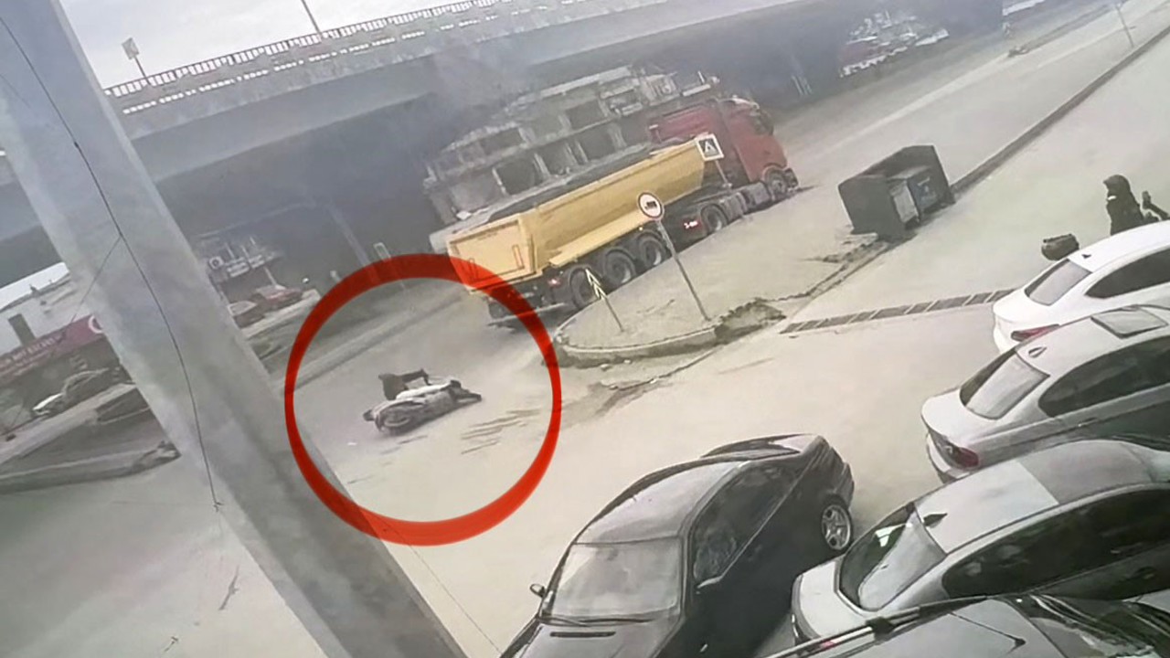 Motosikletli tırın altına girmekten son anda kurtuldu
