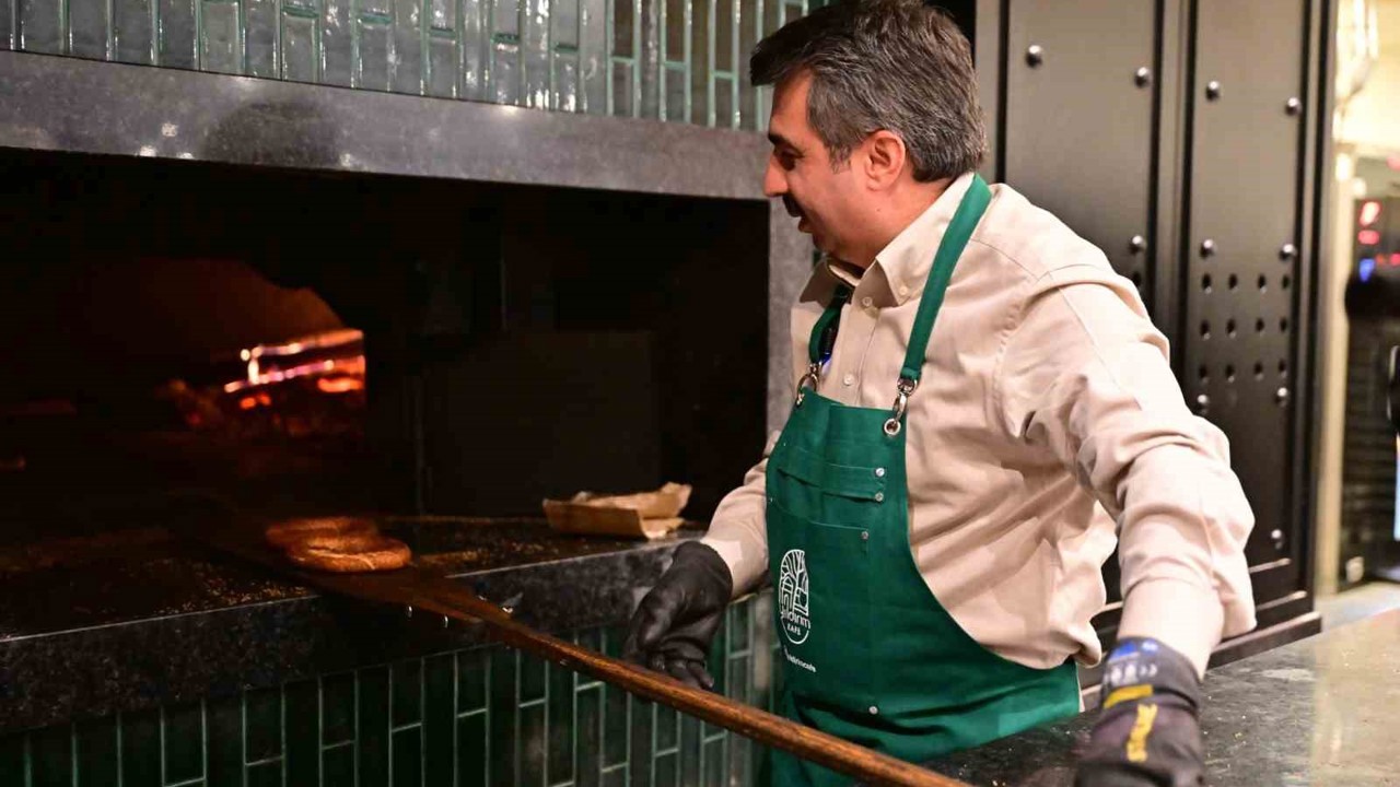 Başkan Yılmaz önce pişirdi sonra ikram etti
