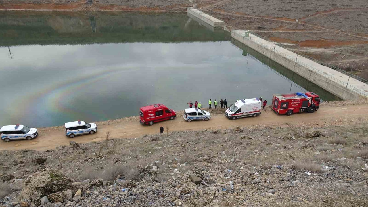 Malatya’da kontrolden çıkan araç gölete düştü
