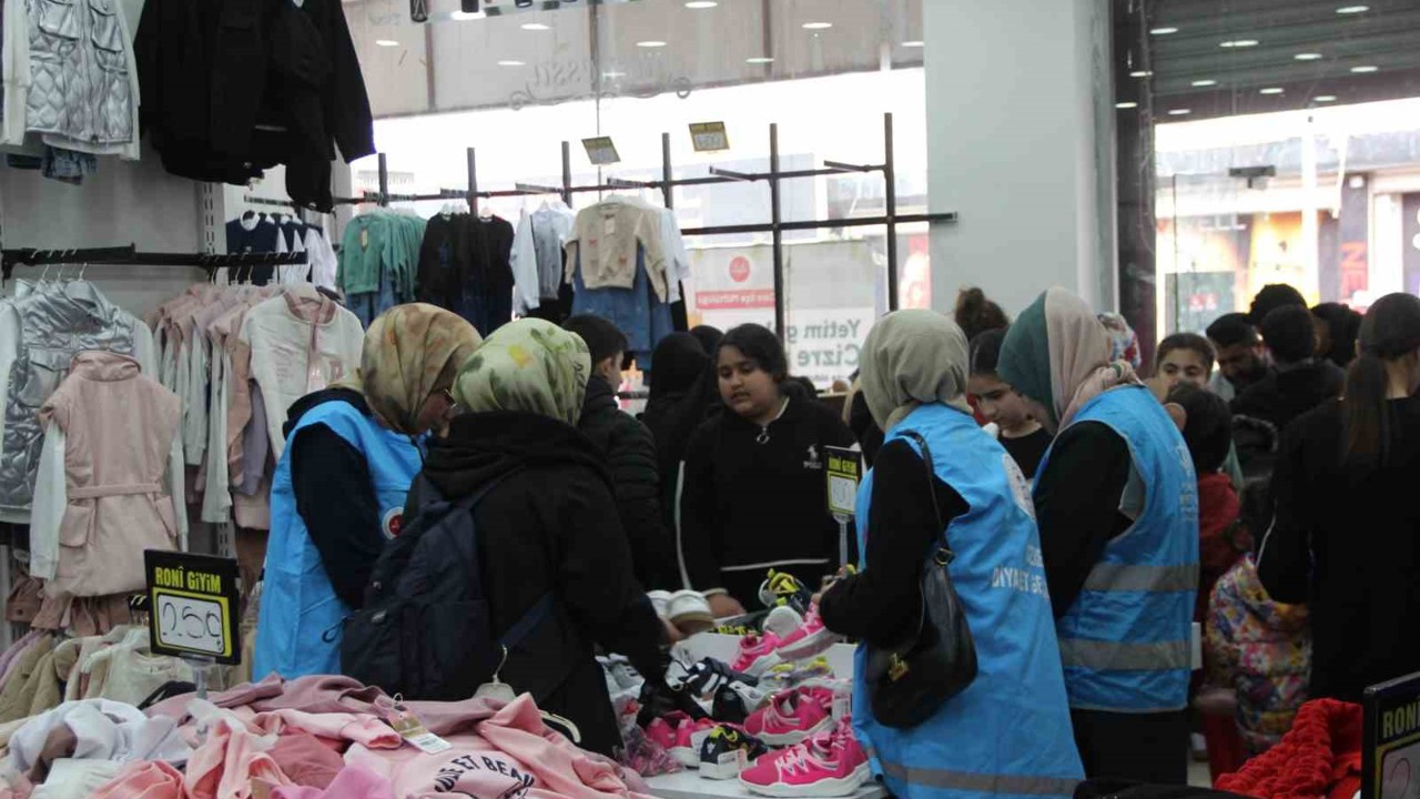 Cizre’de "Yetim Gülerse Cizre Güler" Projesi
