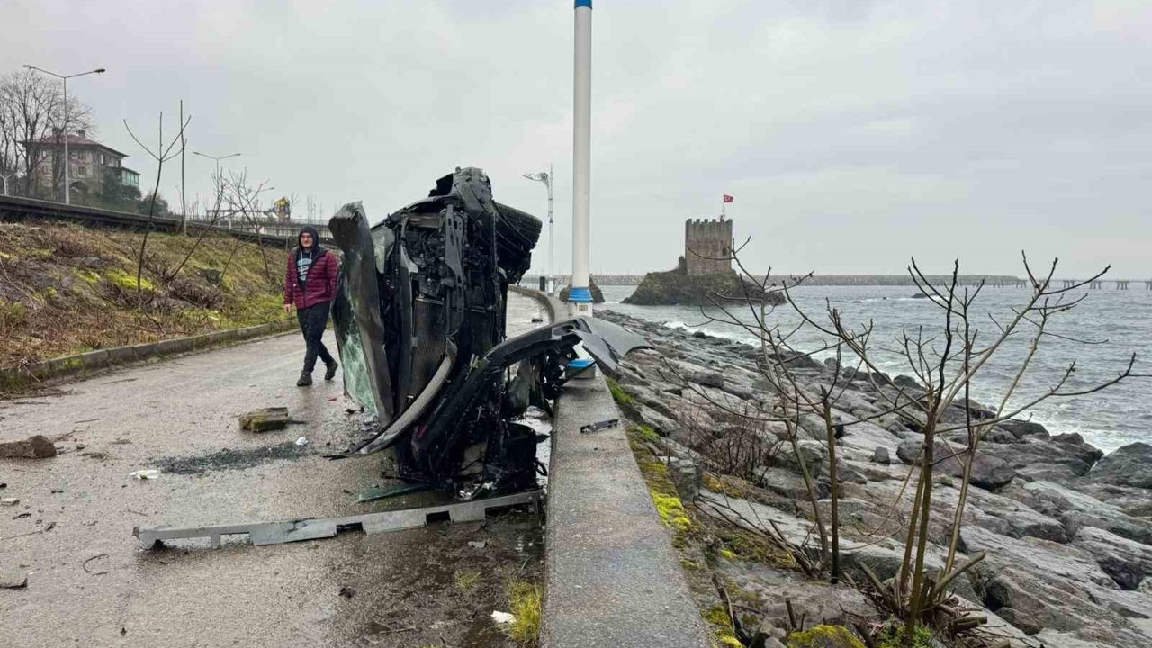 Rize’de takla atan otomobil beton bariyere çarparak denize uçmaktan kurtuldu
