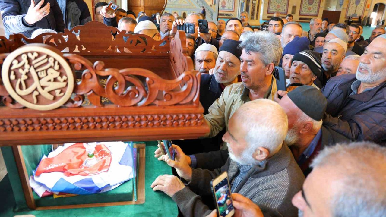 Kahramanmaraş’ta Abdülhamid Han Camii’nde Sakal-ı Şerif ziyarete açıldı
