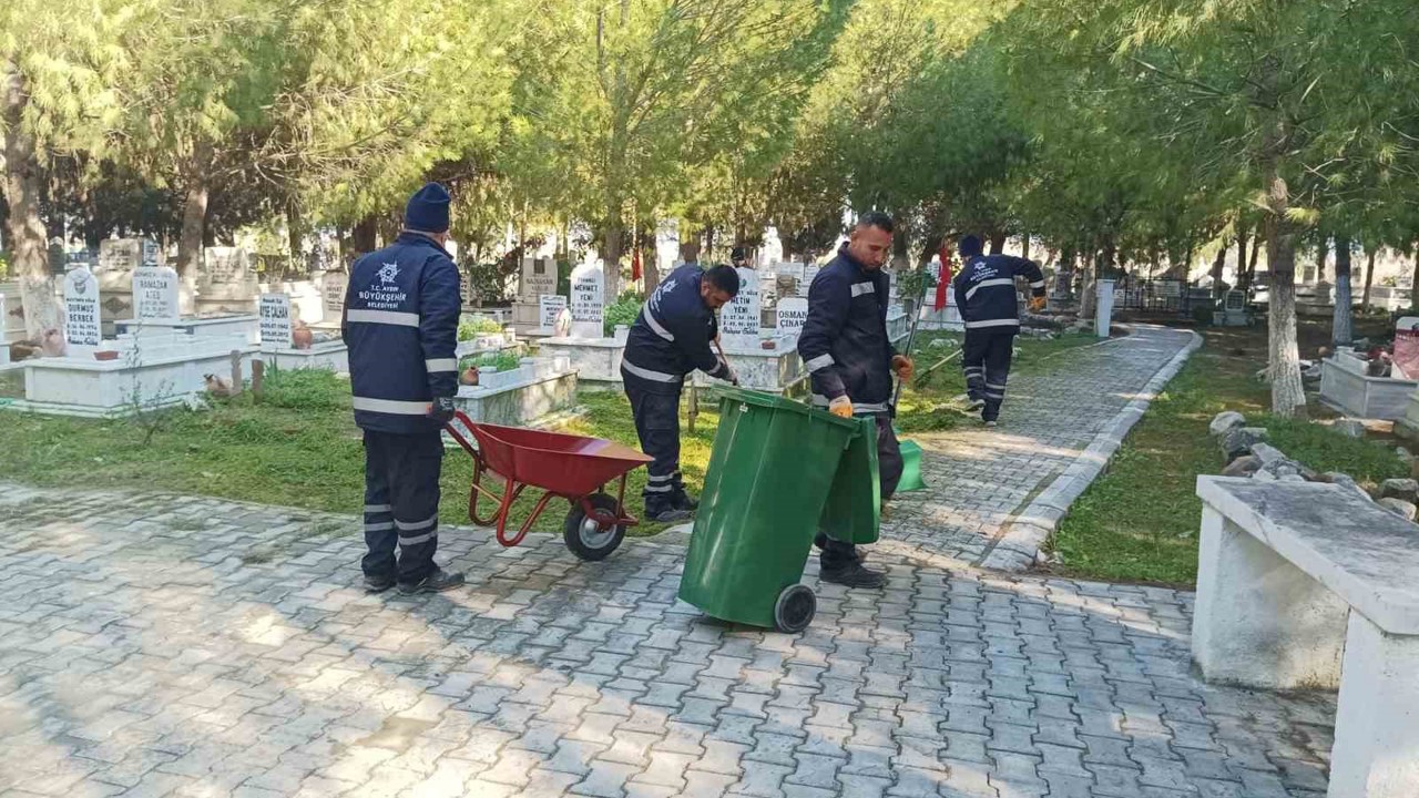 Aydın Büyükşehir’den mezarlıklarda Ramazan Bayramı öncesi temizlik çalışması
