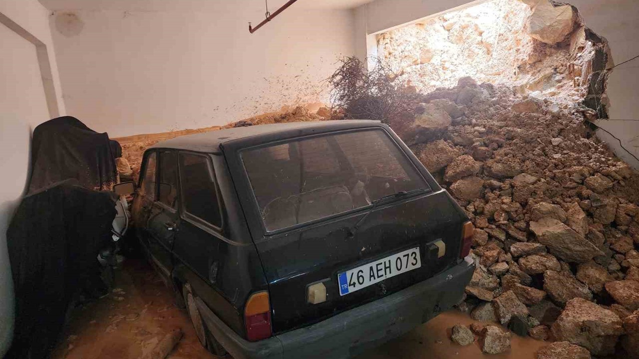 Gaziantep’te yağmur duvarı yıktı
