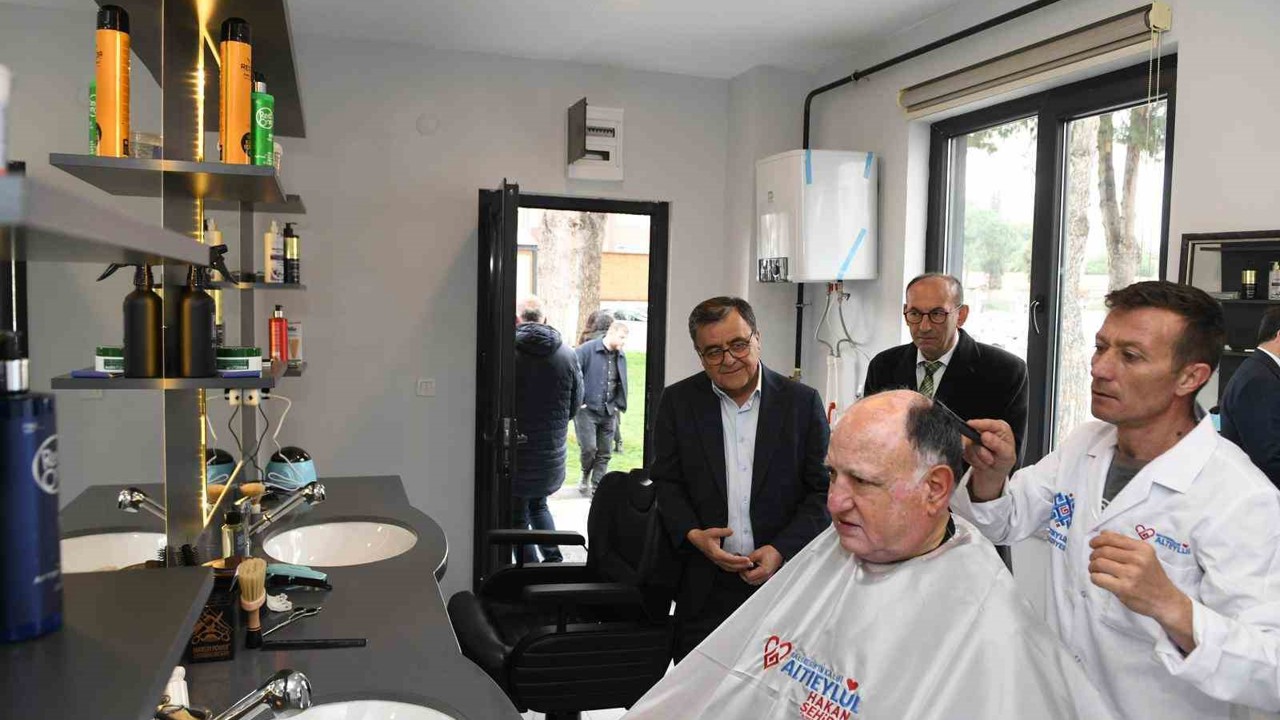 Altıeylül Belediyesi’nden emeklilere "Halk Berberi" hizmeti
