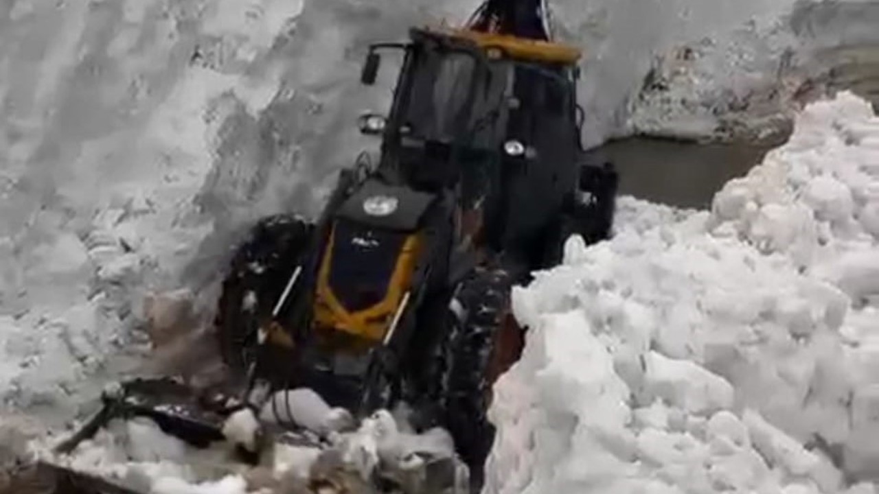 Bitlis’te çığ ve heyelan meydana geldi
