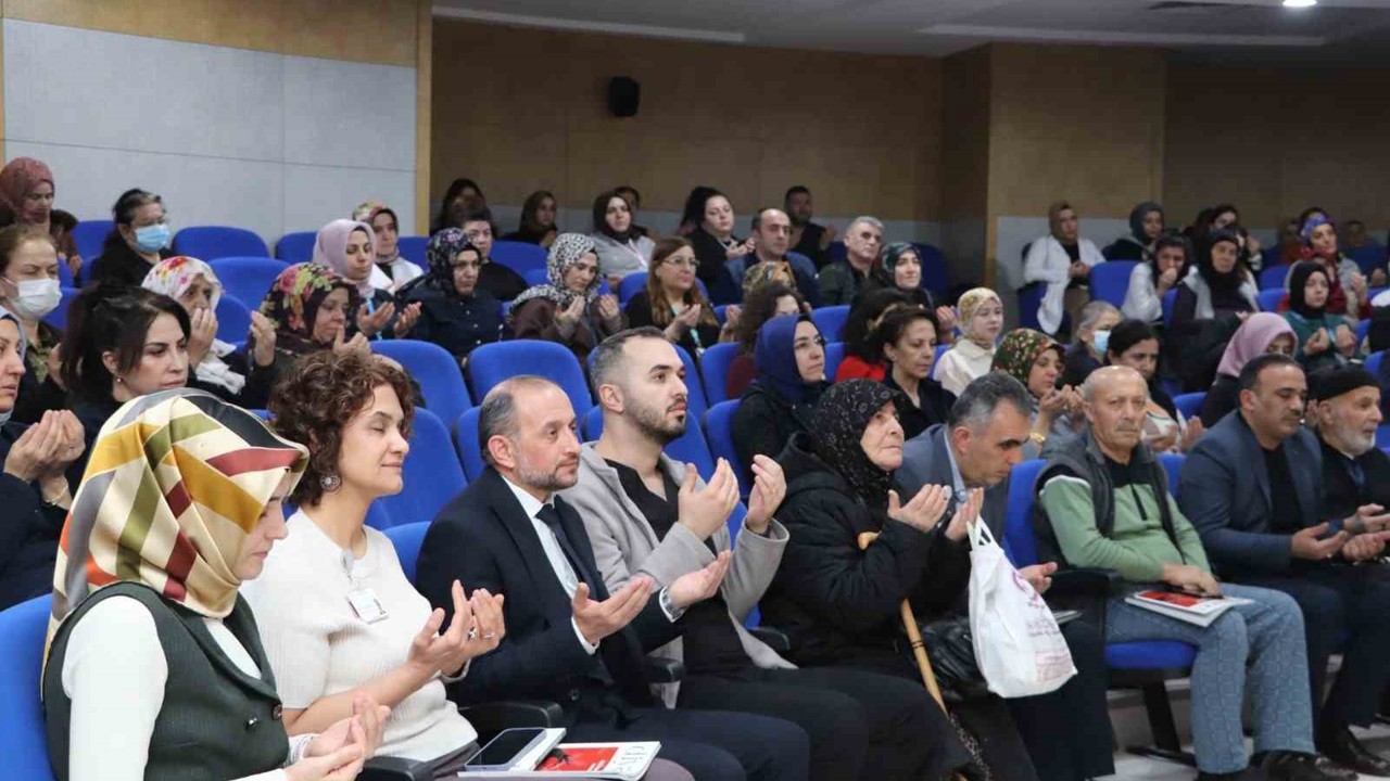 Sağlık personeli ve hastalar Kadir Gecesi programında buluştu
