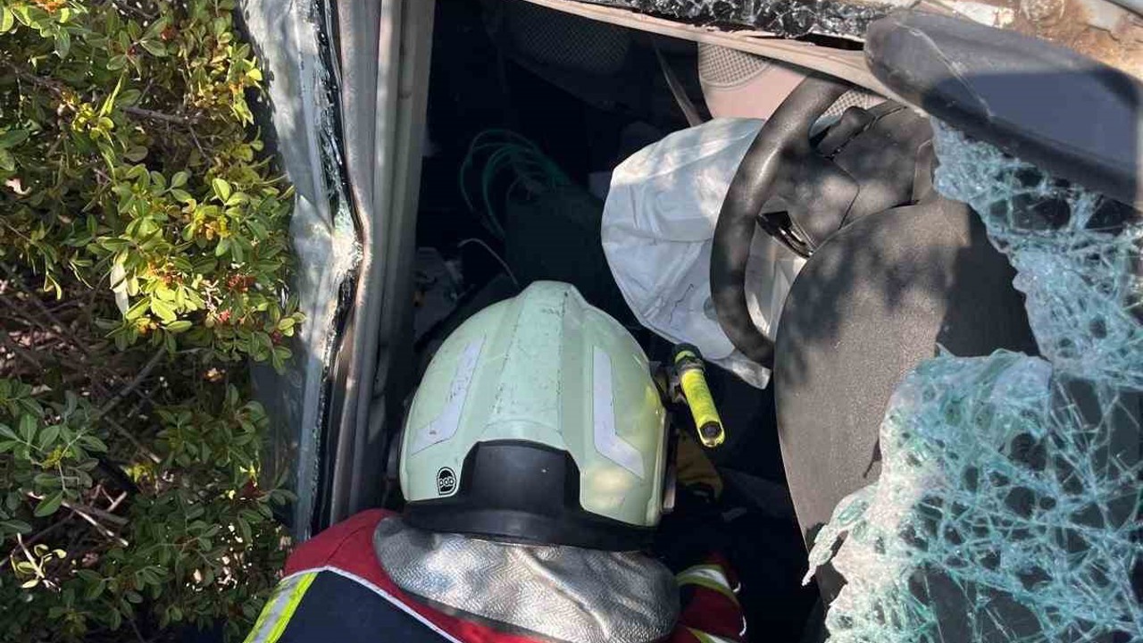 Kuşadası’nda araç şarampole yuvarlandı: 1 yaralı
