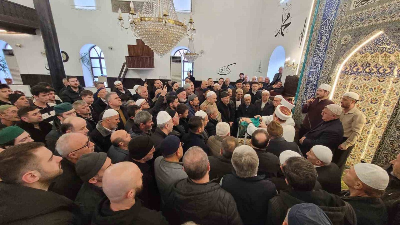 Ziyarete açılan Sakal-ı Şerif’i görmek isteyen vatandaşlar camiye akın etti
