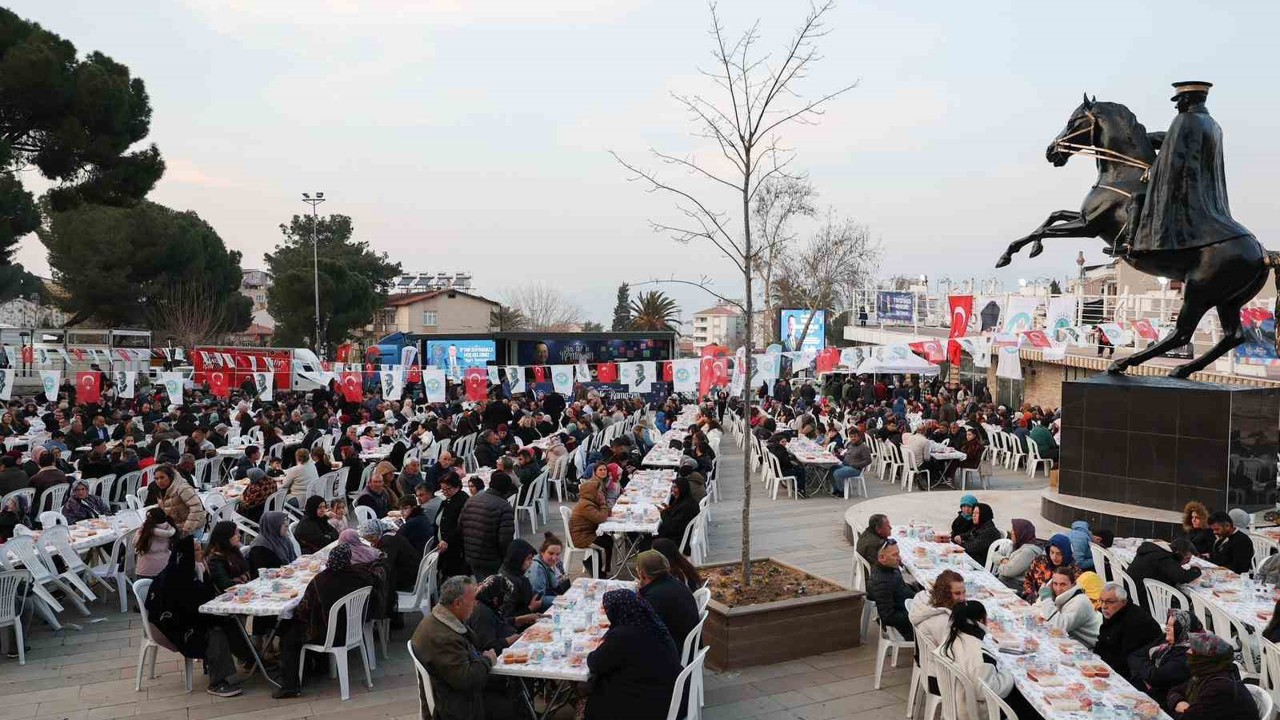 Alaşehir’de yüzlerce kişi iftarda buluştu
