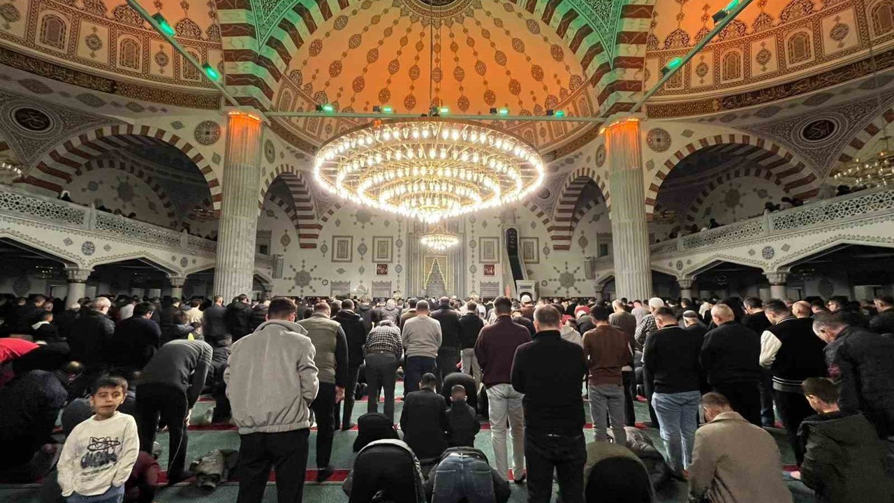 Kayseri’de Kadir Gecesi dualarla idrak edildi
