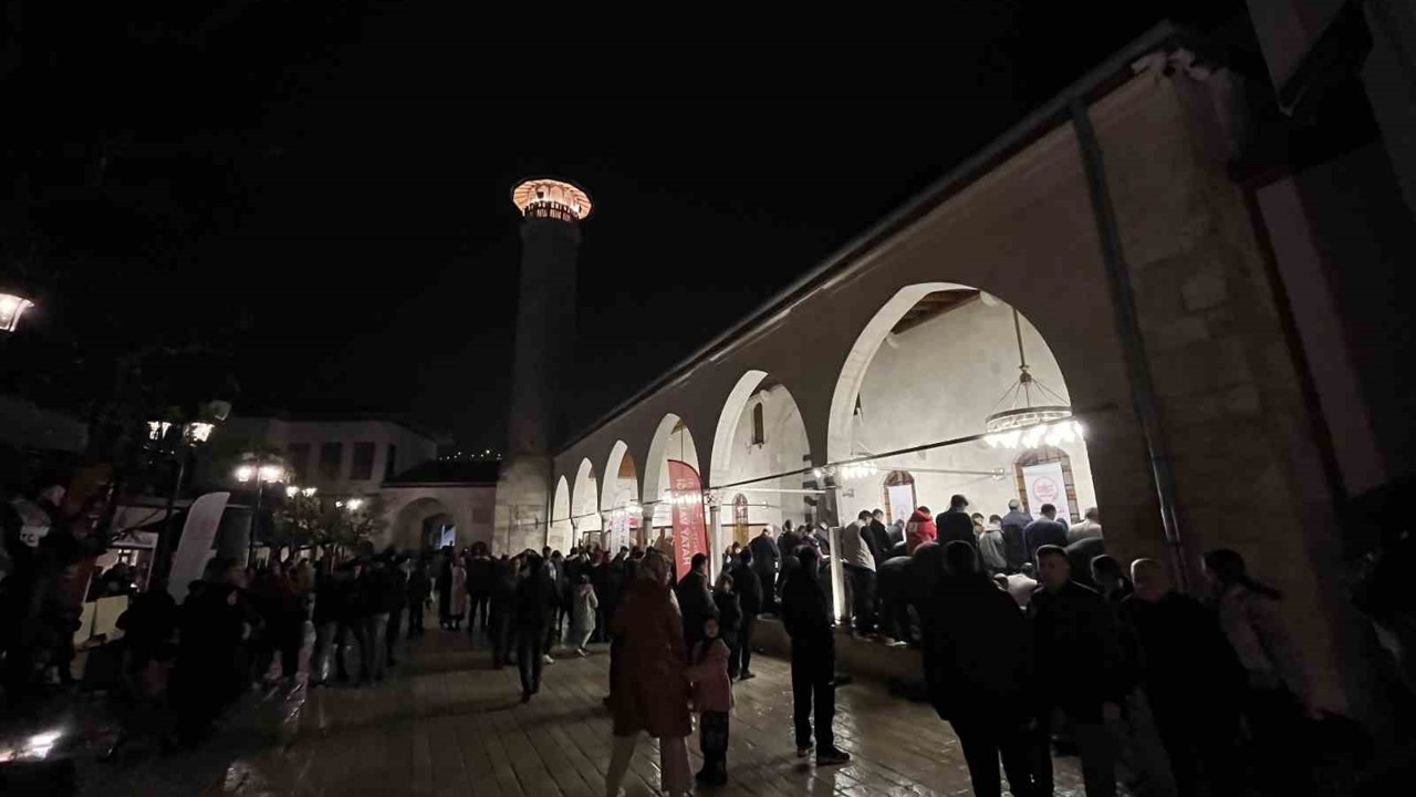 Depremin ardından yeniden inşa edilen Habibi Neccar Camii, Kadir Gecesi’nde vatandaşların akınına uğradı
