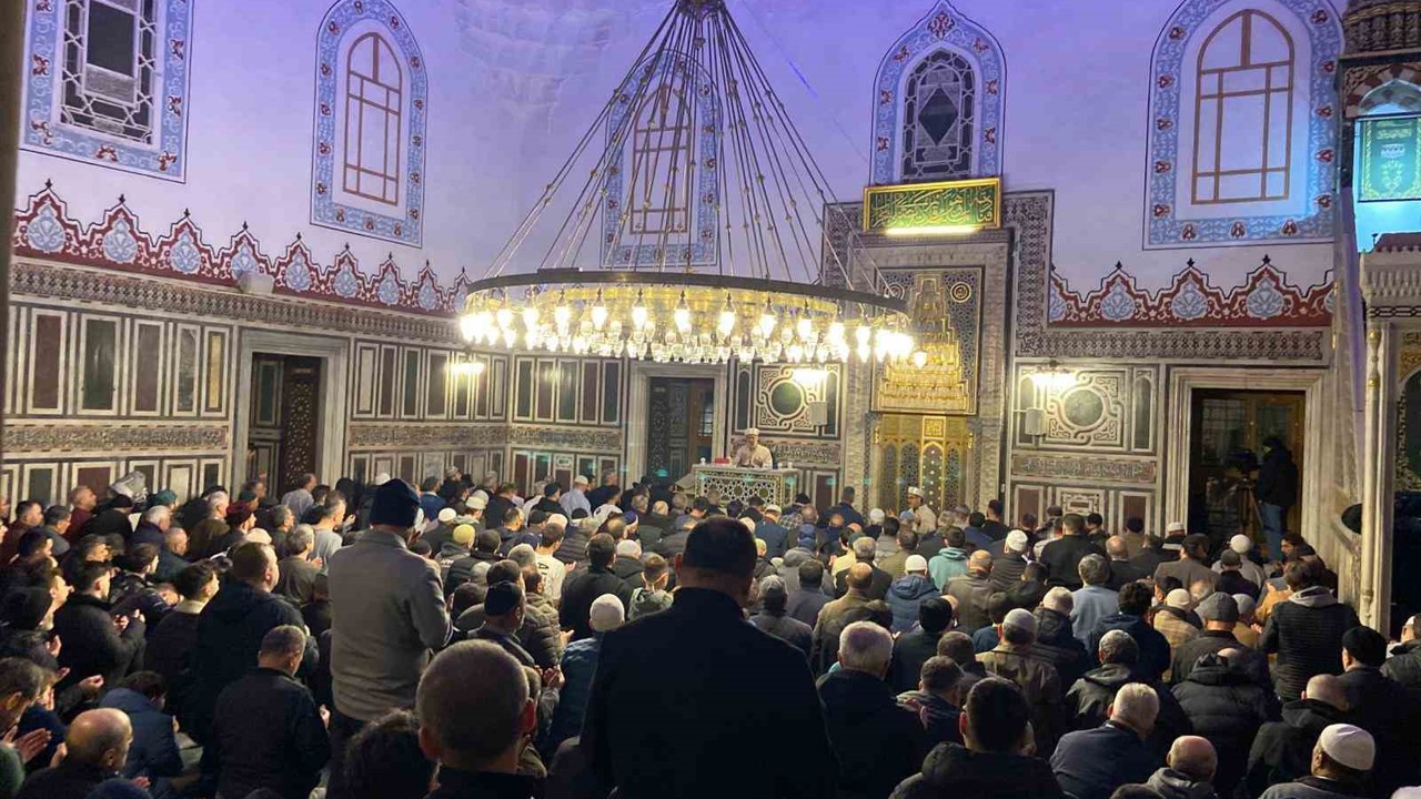 Kocaeli’de Kadir Gecesi camilerde dualarla idrak edildi
