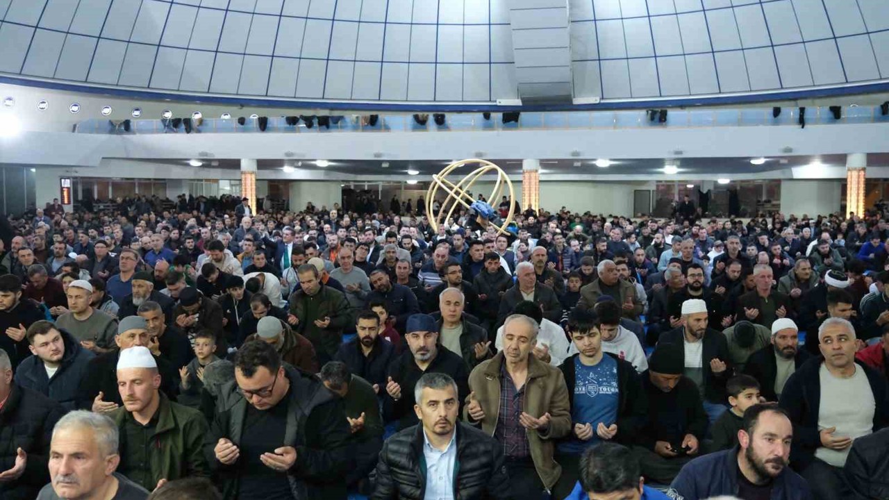 Erzincan’da Kadir Gecesi Terzibaba Camii’nde idrak edildi
