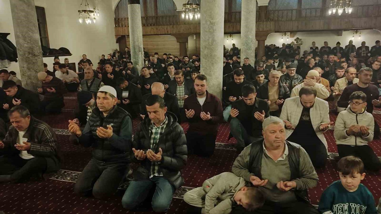 Kadir Gecesi huşu içinde idrak edildi
