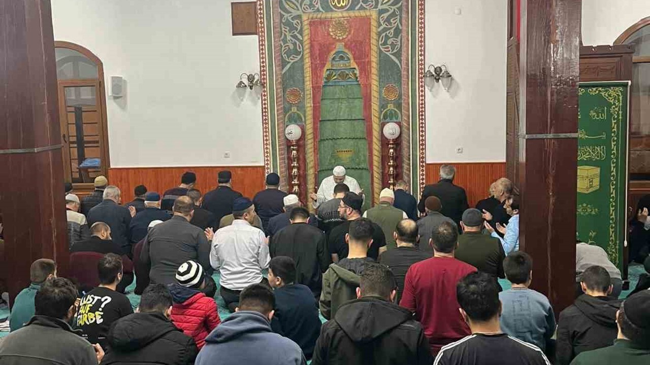 Tercan’da vatandaşlar Kadir Gecesi’nde camileri doldurdu
