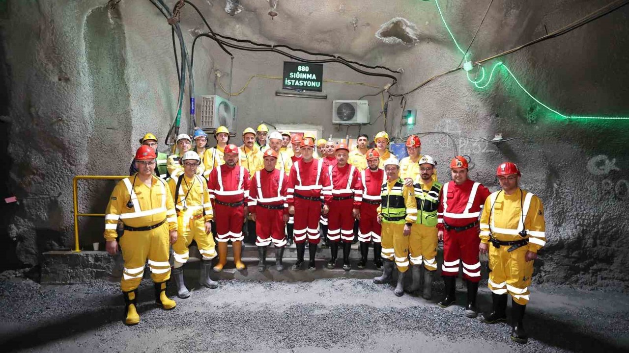 Bakan Işıkhan, yerin 320 metre altında maden işçileriyle sahur yaptı
