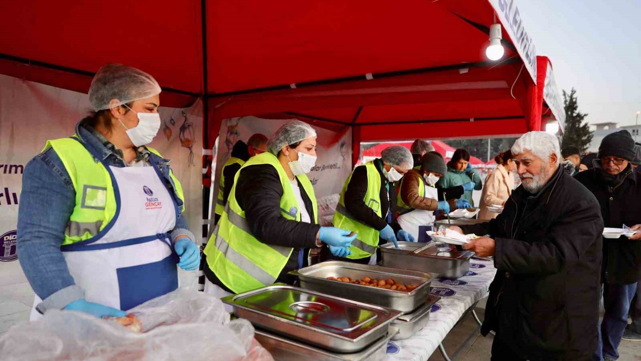 Didim’de vatandaşlar Cumhuriyet Kent Meydanı’nda kurulan iftar sofrasında buluştu
