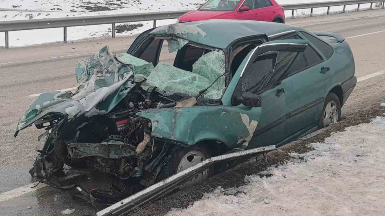Erzurum-Pasinler yolunda trafik kazası: 1’i ağır 3 yaralı
