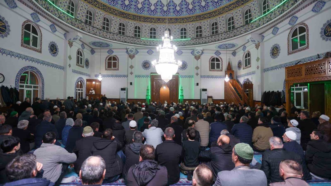 Canik’te binler Kadir Gecesi’nde ellerini semaya açtı
