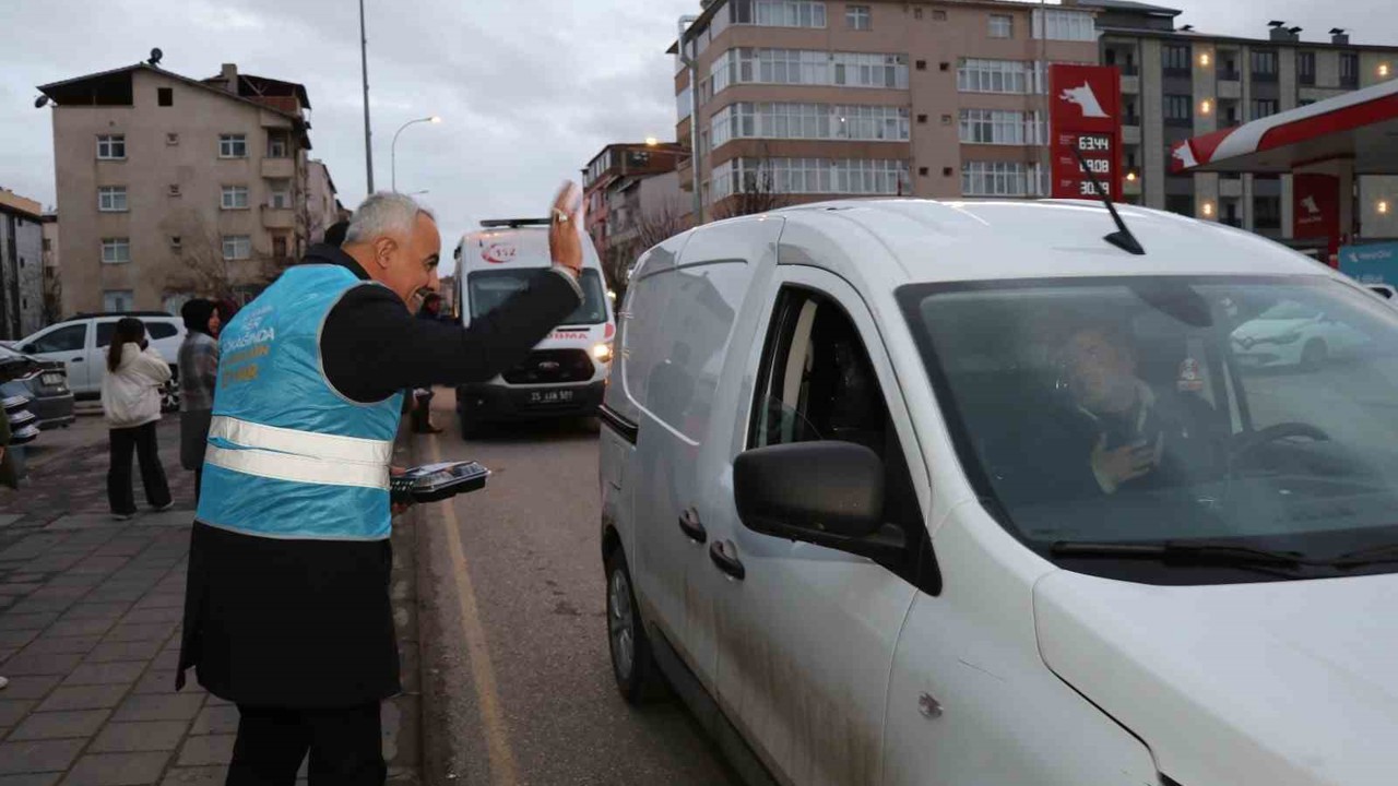 İftar vakti yolda olan sürücülere iftarlık dağıttılar
