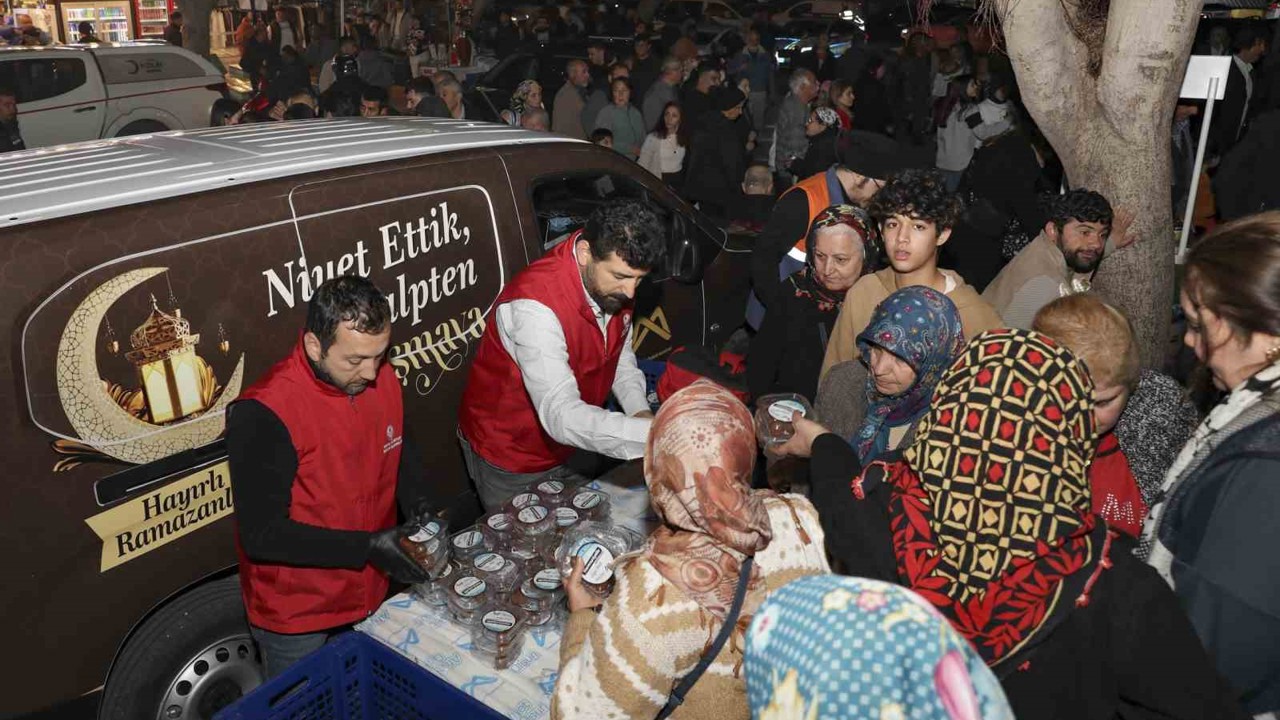 Mersin’de Kadir Gecesinde 10 bin kişilik lokma ikramı
