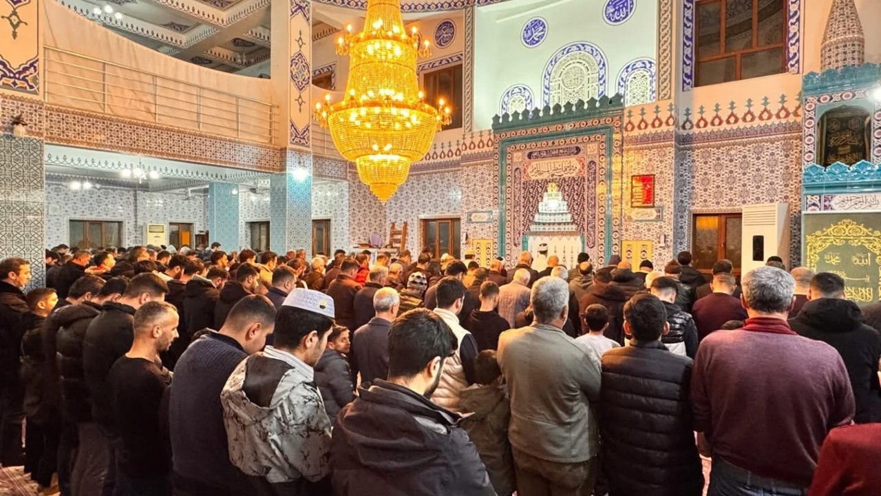 Çermik’te Kadir gecesi dualarla idrak edildi
