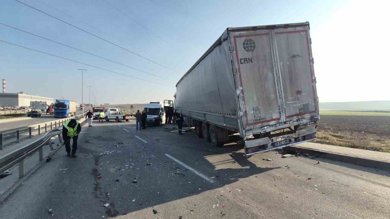 Eskişehir’de 5 aracın karıştığı zincirleme kazada 12 kişi yaralandı
