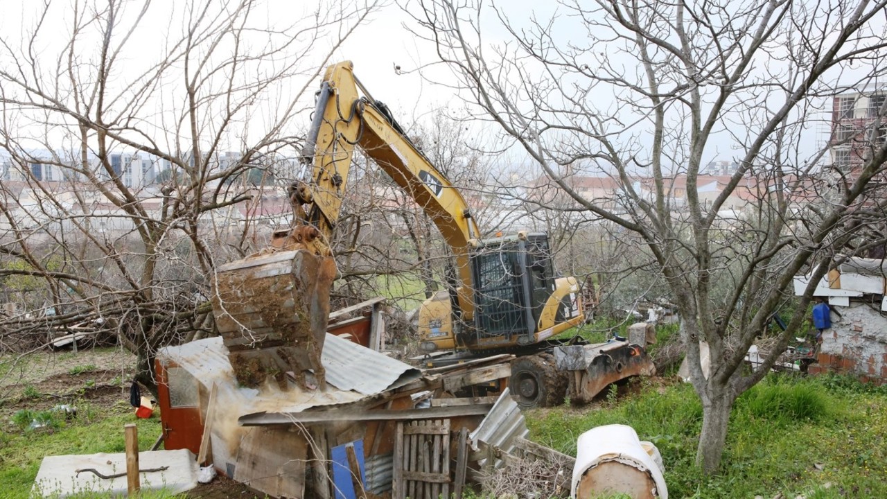 Nilüfer’de kaçak barakalar yıkıldı
